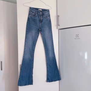Mid-waist bootcut jeans - Ett par snygga utsvängda jeans, slutar lite under naveln! 