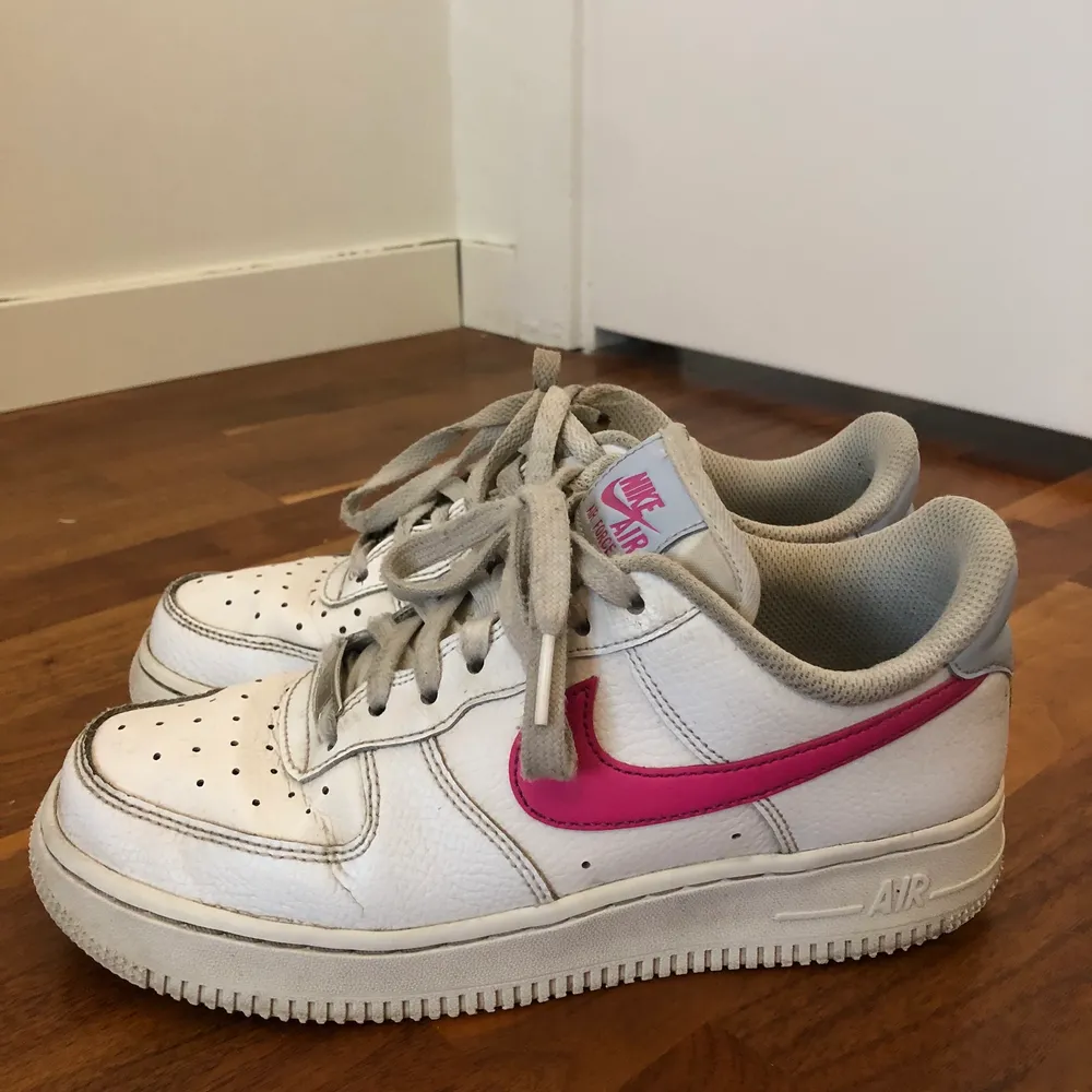 Ett par Nike Air Force 1 i måttligt bra skick med mörk rosa detaljer 💓 Säljer pga att dem är försmå för mig . Tvättar skosnörena innan dem skickas iväg😊 priset kan diskuteras .. Skor.