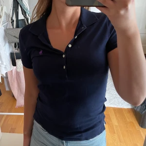 Ralph lauren piké strl S - Marinblå ralph lauren piké i bra skick