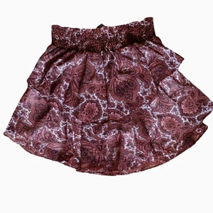 Kjol - Kort volangkjol från Gina tryckt, det är u strl 34 men passar mig med större storlek