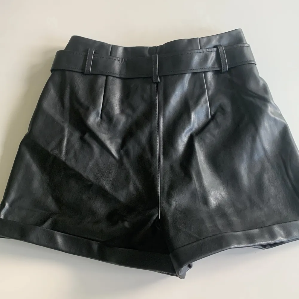 Högmidjade shorts i fusk-läder/skinn, aldrig använda & nyskick. . Shorts.