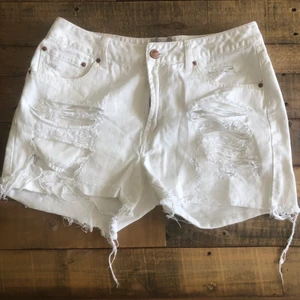 Vita jeans shorts  - Vita superfina jeans shorts. Säljer så de är för stora för mig. De är i storlek M och jag säljer dem för 60kr + Frakt