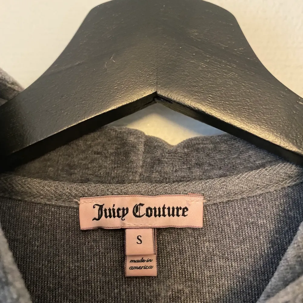 Oanvänd och aldrig tvättad Juicy-tröja. Köpt i USA för ca 10 år sen, äkta. . Tröjor & Koftor.