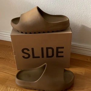 Yeezy slides - Tjena! Säljer mina Yeezy Slides Ochre efter som att jag inte använder dem. De är i storlek 46 men är mycket små i storleken så de passar 44-45. Jag själv har 44 och de passar perfekt. Skorna är använda 2-3 gånger och skicket är precis som nytt. 