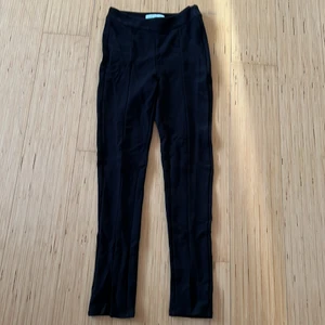 Byxor - Säljer dessa fina tajts,byxor med slits, säljer de pågrund av att de inte kommer till någon användning, de är endast använda några fåtal gånger, de är i storlek 36,säljer de för 100kr+frakt