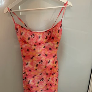 Klänning - Färgglad klänning aldrig använd! 