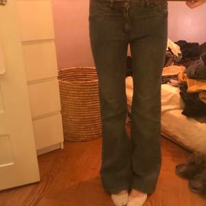 Väldigt Y2k bootcut jeans. Köpta på humana men tyvärr som ni kanske ser för små för mig. 