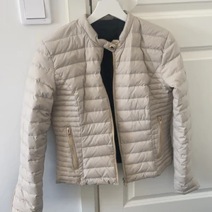 Jacka  - Fin vårjacka från rock and blue  Storlek 36  Sparsamt använd, fint skick 