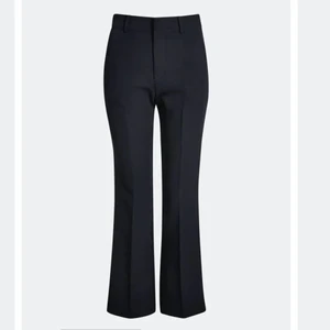 Kostymbyxor  - Säljer mina populära kostymbyxor från bikbok. Storlek 38. Då jag har ett par liknande och inte får användning av dessa längre. Jag har sytt in dom i midjan men jag kan ta bort det lätt om man skulle vilja det. Fint skick. Frakt tillkommer.😊