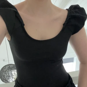 Body med puffärm - Body med puffärm passar xs-m