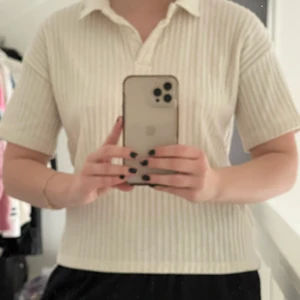 Piké  - Oversized pike i beiget ribbat material! Super fin och sparsamt använd passar xs-m