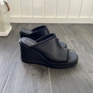 Vagabond skor kilklack - Vagabond skor med kilklack, 3 år gamla, fint skick, storlek 39💓