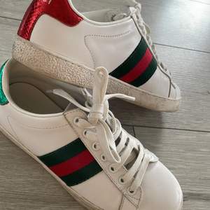 Gucci sneakers i vitt läder, använt fåtal ggr, hela supersnygga, ingen slitage alls, är i st 36, Först till kvarn:)