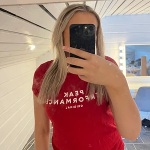 peak performance t-shirt, röd  - säljer min röda peak performance t-shirt, använd två gånger, bra skick, skriv för fler bilder☺️ köparen står för frakt 