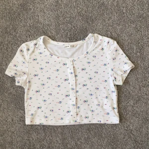 Topp/blus st 134  - Säljer en topp/blus med blå små blommor på. (Se bild) Superfin och gullig och passar perfekt nu till sommaren. Tyget är tunt och otroligt skönt! Aldrig använd så därför i nyskick (råkade köpa i för liten storlek) Köpt på Shein. Betalning sker via swish INNAN jag skickar eller hänger ut om du vill komma och hämta.