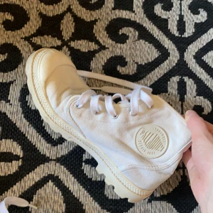 Palladium - Ett par palladium i fint skick. Har inte använt på några år, kommer inte till användning längre. Är i storlek 37