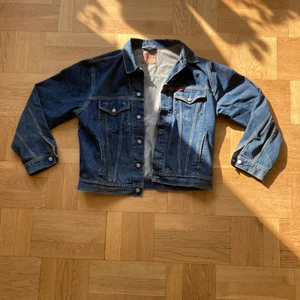 Jeansjacka - Jeansjacka från märket Big star. Storlek xxl, sitter som L. Bra kvalitet. Köpt från sellpy, aldrig använd av mig då den har varit för liten. 