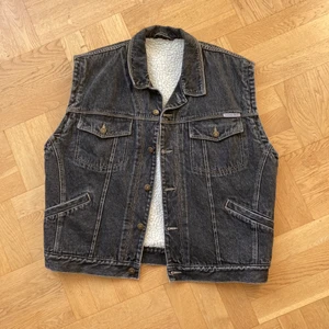 Jeans vest  - Fodrad jeans vest av märket Racing horse. Köpt på humana på Södermalm i Stockholm. Storlek xl. Skön passform och perfekt längd. 