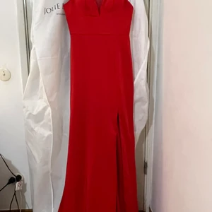 Balklänning  - Balklänning från Joliebridal. Klänningen är endast använd en kväll i några timmar och har förvarats sedan dess i dens förvaringspåse så att säga. Nypris är 2500 och säljer nu för 1000 då den inte kommer tillanvänding. Röda nät tyget upp mot brösten kan tas bort ifall det önskas. ❤️ (kan levereras om köparen betalar frakt)