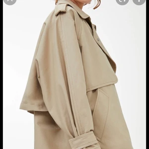 Trenchcoat från Arket - Säljer min fina trenchcoat ifrån arket som är en perfekt sommarkappa. Bra skick! 