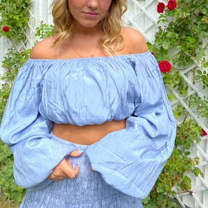 Blått set  - Säljer detta jättefina blåa settet, nästintill oanvänt och riktigt bra skick!