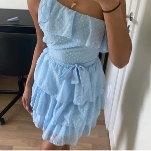 Klänning  - Xs. Använd totalt 1 gång. Lånade bilder (godkänt från tidigare säljare ) ❤️ 