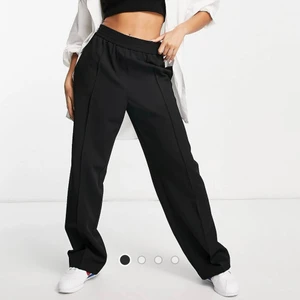 Top Shop byxor  - supersköna men ändå snygga byxor. Funker perfekt om man EGENTLIGEN vill ha mjukisbyxor i skolan men vill se fresh ut.🤪😏 Resor i midjan så de skönt. Dem är strl 40 men väldigt långa. Jag är 165 och med ett par högre skor funkar de nästan men liite långt och de därför jag säljer😮‍💨 Orginal priset var 550 kr :) superbra material och kvalite. 