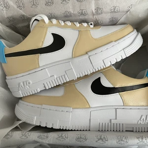 Custom air force - Custommade air force 1 pixel i storlek 38,5 💛 1400+frakt