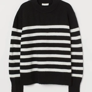 Randig stickad HM tröja  - Säljer denna populära tröja från HM!! Tröjan är i nyskick😍 Skriv för fler bilder. (slutsåld på hemsidan) 