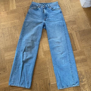 Monki Jeans Yoko - Blå jeans från Monki i modellen Yoko.💙 Storlek 27 i midjan och 32 i längden. Säljer på grund av att jag har vuxit ur dem. Frakt tillkommer men pris kan diskuteras.