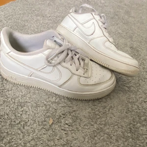 Nike air force - Säljer min älskade Nike air force som är för stora, de är äkta från Nike🤩 nypris - 1250kr men vi kan diskutera pris 🥰 de enda defekter jag ser är de små små på bild tre🥰 kontakta för fler bilder🥰 väldigt bra skick! Storlek 40 (25 cm) 