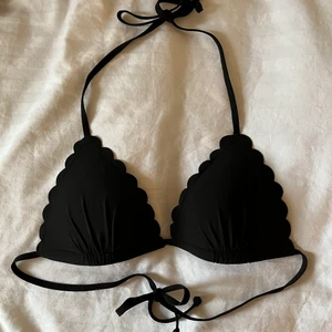 I princip ny svart bikinitopp strl 36/S - I princip helt ny (i nyskick) bikinitopp / bikinibh / bikiniöverdel ifrån H&M strl S / 36. Justerbara kupor, lite lite push upp, justerbara band. Frakt 26kr💕