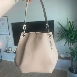Guess väska  - Superfin Guess väska köpt på Rizzo, slutsålt nu. Mellanstor Tote 🤍  Använd Max 5 gånger! Köparen står för frakt 🖤 nypris ca 1200kr.