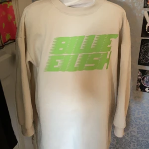 Billie Eilish tröja - Köpte den för 2 år sedan. Passar inte i armarna längre därför säljer jag den. Lång klänning/tjocktröja med lite kortare i armarna. Köpt från Hm. Frakt kan diskuteras.