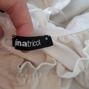 Vit ginatricot sommar tröja:) - Strl XS. Lite genomskinlig aldrig använd. Bra sommar tröja, väldigt stretchig. Bra matrial:)
