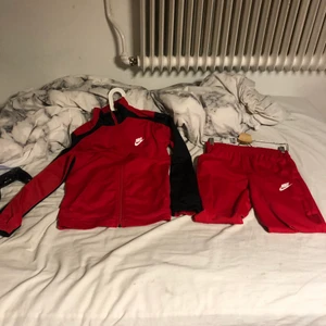 Nike set  - Rött nike set använt typ 2 gånger. 