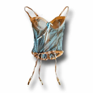 Korsett  - Jättefin korset med blå prickar +rosett och beiga detaljer. Den saknar en av strumpbyxapännena, but is still fkn cute😫