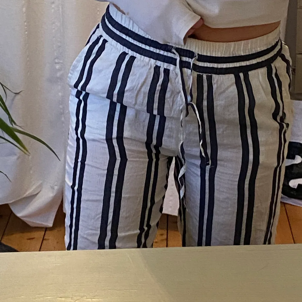 Superfina linnebyxor från hm som köptes för några år sedan! Dom är i fint skick💓 går till anklarna på mig som är 163cm✨. Jeans & Byxor.