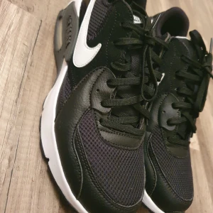 Nike Air Max  - Helt nya Nike Air Max provade en gång men passade inte i storleken                                                                           Storlek 41 EU nypris 1100 kr                                             hör av dig om du är intresserad 