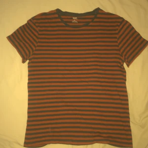 Randig T shirt - Randig T shirt Från Lager 157, En T-shirt med Stripes storlek L.