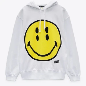 Smiley hoodie - Slutsåld Hoodie från Zaras Smiley kollektion! Aldrig kommit till användning, storlek S men passar större då den är oversized🥰 