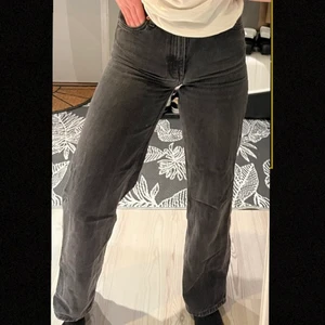 Monki Jeans - Säljer dessa Monki Yoko highwaist jeans i färgen washed black. Änvända ett flertal ggr, men överlag i gott skick. Storlek 25. Köpta för 400. Kontakta privat för yttligare info samt bilder💞💞