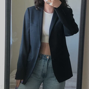 Kavaj  - Min pappas kavaj från Riley! I storlek 148 i mans storlek! Jag är 174 och den passar mig! Använd 1/2 gånger och i helt nytt skick! Frakt tillkommer annars kan jag mötas upp i malmö/Arlöv/Lund 