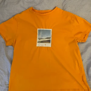 Cool T-shirt - En cool t-shirt som jag köpt i Paris för 40 €. Relativt använd men fortfarande i bra skick (endast trycket som försämrats). 
