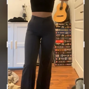 Gråa kostymbyxor - Säljer dessa skit fina gråa kostymbyxor ifrån madlady, nypris är 500kr men säljer för 300kr. Dessa har inga deffekter det är även den nyaste modellen! Sparsamt använda! Framhäver rumpa och midjan blir helt fantastisk i dessa! Mina är i storlek xs skriv vid frågor eller funderingar ☺️