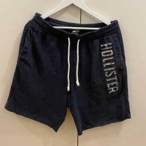Mörkblå shorts, Hollister. Strl. M - Mörkblå mjukisshorts från Hollister. Herrmodell, storlek M. Bra skick