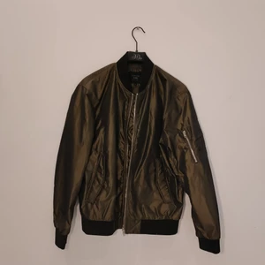 Bomberjacka, M - Mycket bra skick. Är storlek L men sitter perfekt som storlek M.
