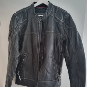 Harley Davidson skinnjacka  - Väldigt fint skick. Användes endast några gånger. Kontakta för fler bilder. 