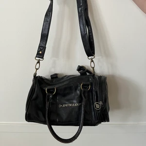 Dunlop läderväska - Dunlop läderväska, fint skick, 25x15 cm ungefär🤍