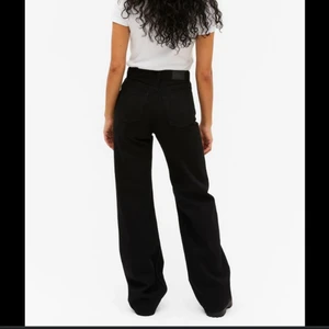 Monki yoko black jeans - Monki yoko black jeans som är andvända och är lite urtvättade i färgen, fortfarande bra skick. Skriv privat för mer info/bilder!